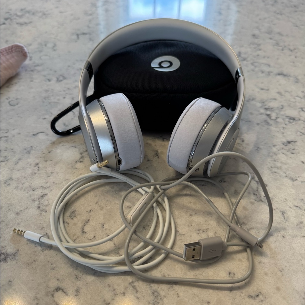 Beats Silver Wireless Headphones - Picture 4 of 4